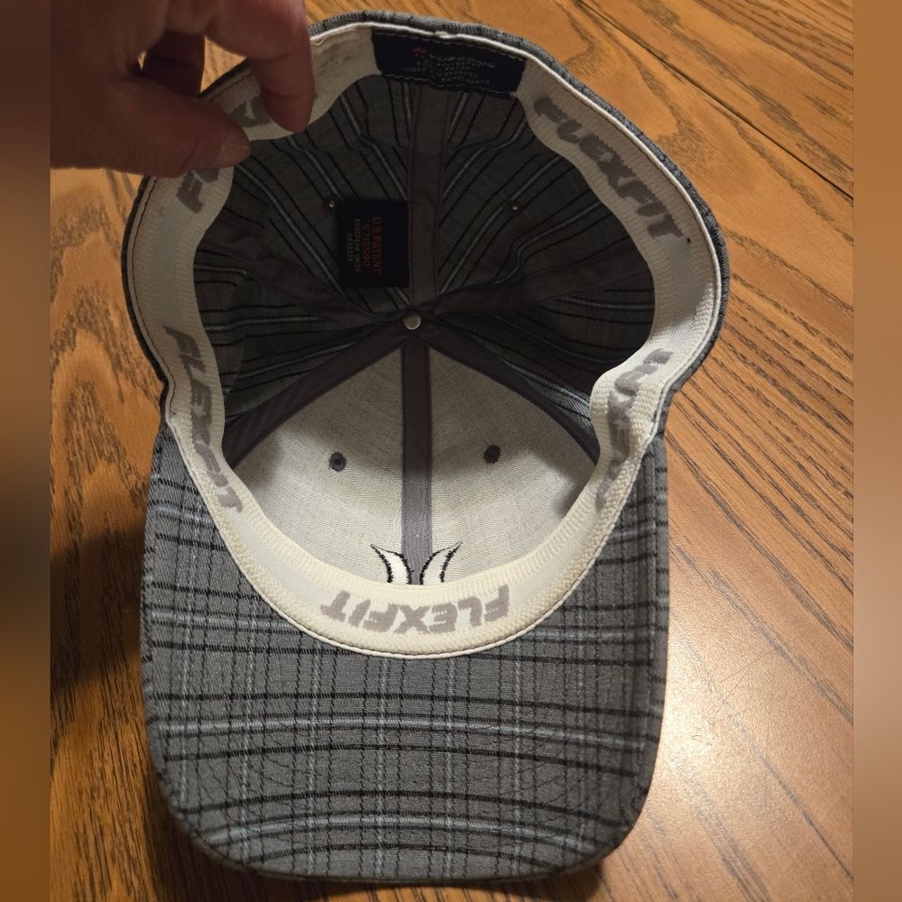 Men's Hurley FlexFit grey, black, & blue striped plaid hat in great condition - Picture 6 of 6